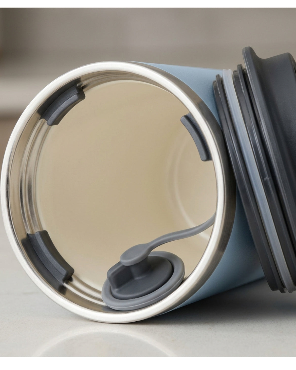 Dalvu Ceramic-Lined Vacuum Tumbler with Quarter-Turn Lid 15 oz Cloud Blue - Detail view