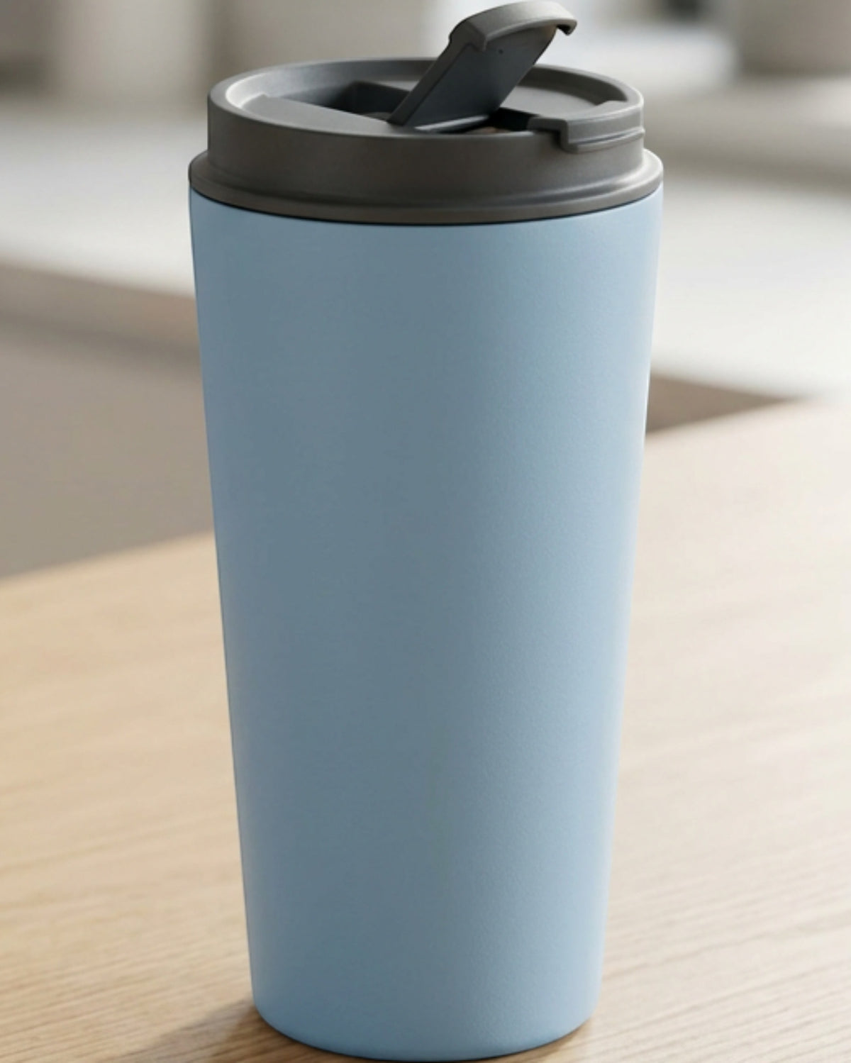 Dalvu Ceramic-Lined Vacuum Tumbler with Quarter-Turn Lid 15 oz Cloud Blue - Lifestyle view